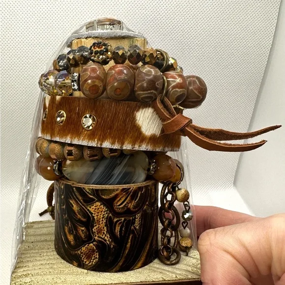 $140 ⭐️ NEW Sandra Ling Leather & Stretch Bead Bracelet Set Stack w Tower Stand - Picture 4 of 8